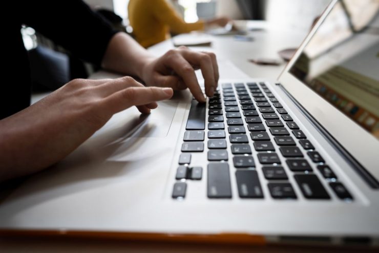Czy poznawanie ludzi przez internet jest bezpieczne?